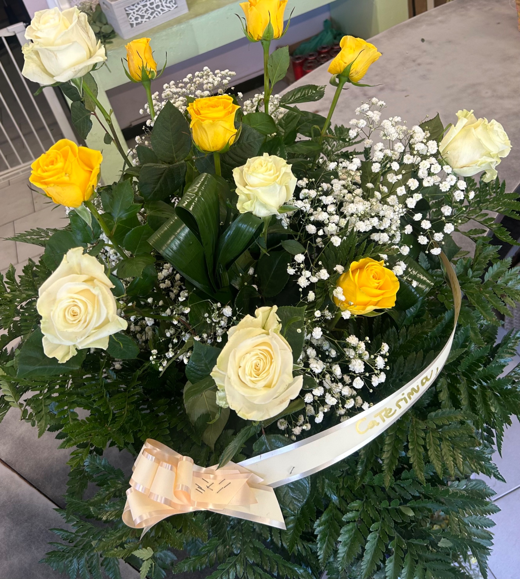 Cesto rose bianche e gialle